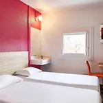 Hotelf1 Centre Devant Les Ponts