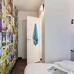 Hotelf1 Centre Devant Les Ponts Отель