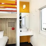 Hotelf1 Centre Devant Les Ponts