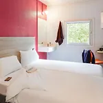 Отель Hotelf1 Centre Devant Les Ponts