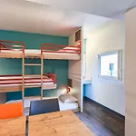 Hotelf1 Centre Devant Les Ponts Отель