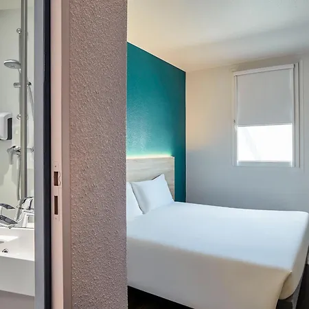 Hotelf1 Centre Devant Les Ponts Hotel 3*