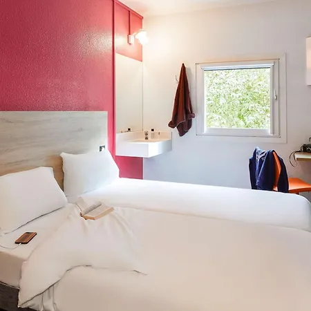 Hotel Hotelf1 Centre Devant Les Ponts