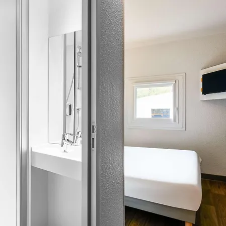 Hotelf1 Centre Devant Les Ponts Hotel 3*