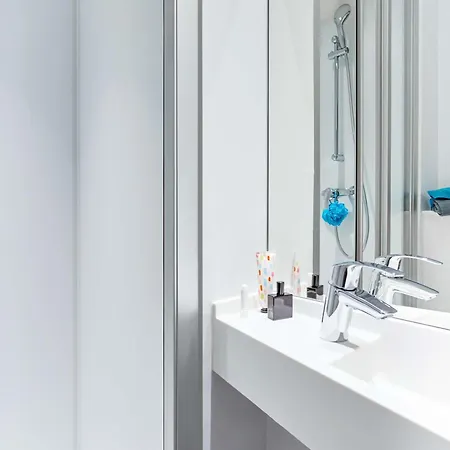 Hotelf1 Centre Devant Les Ponts 3*