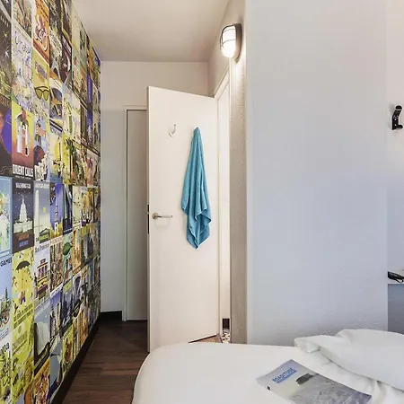 Hotelf1 Centre Devant Les Ponts Hotel