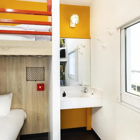 Hotelf1 Centre Devant Les Ponts