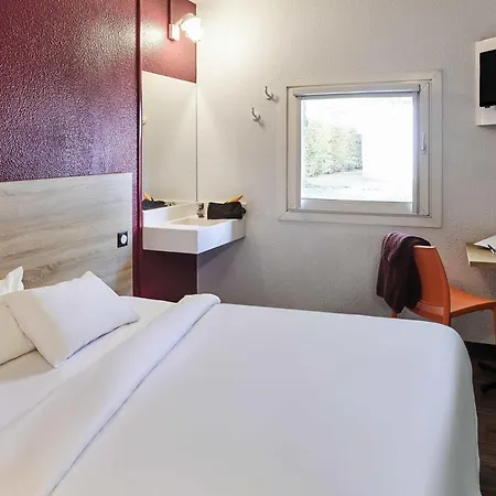 Hotelf1 Centre Devant Les Ponts