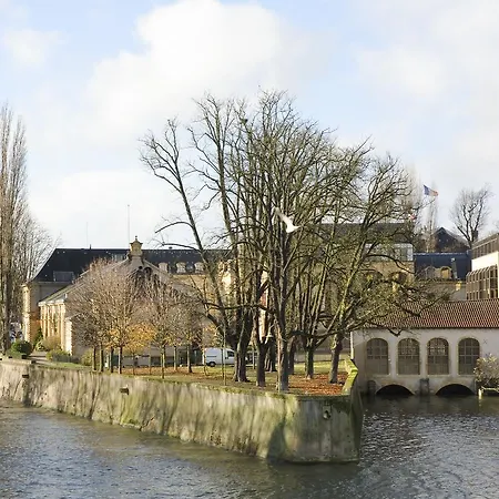 Hotelf1 Centre Devant Les Ponts *