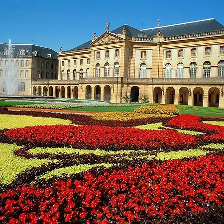 Hotel Hotelf1 Centre Devant Les Ponts 3*