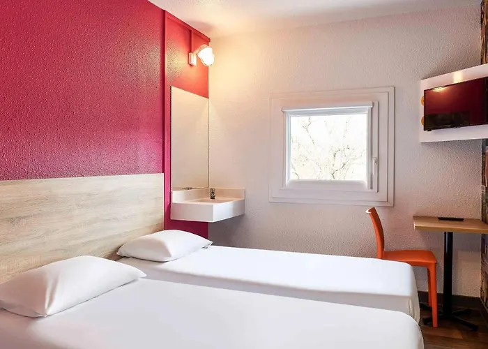 Hotelf1 Centre Devant Les Ponts