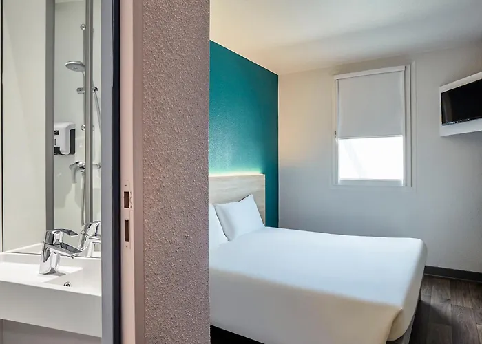 Hotelf1 Centre Devant Les Ponts Hotel 3*