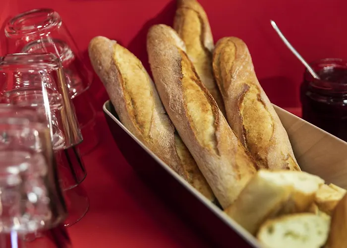 מלון Hotelf1 Centre Devant Les Ponts 3*