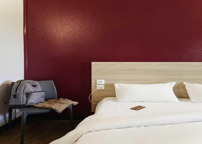 Hotelf1 Centre Devant Les Ponts 3*