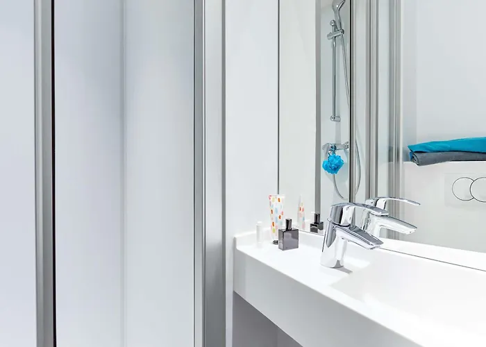 Hotelf1 Centre Devant Les Ponts 3*