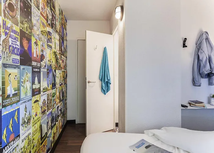 Hotelf1 Centre Devant Les Ponts Hotel