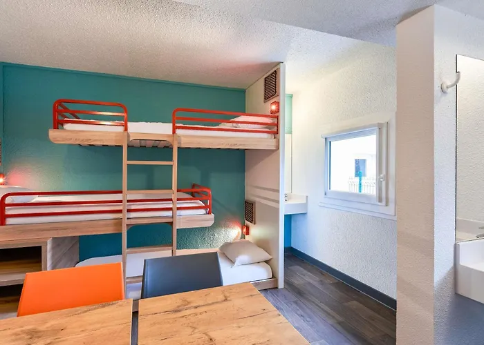 Hotelf1 Centre Devant Les Ponts מלון