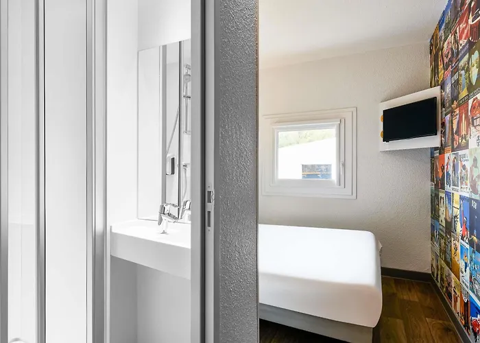 Hotelf1 Centre Devant Les Ponts Hotel Mety