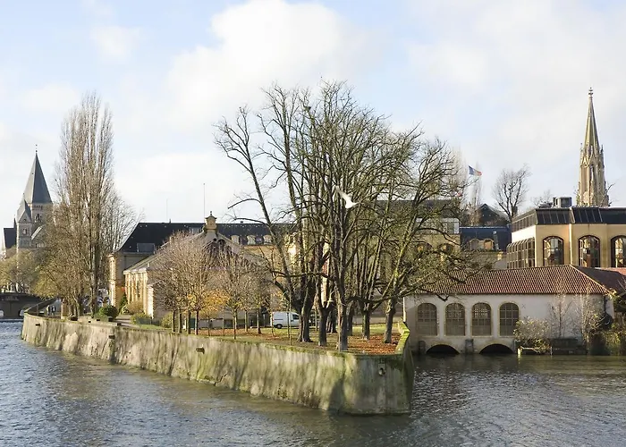 Hotelf1 Centre Devant Les Ponts 3*