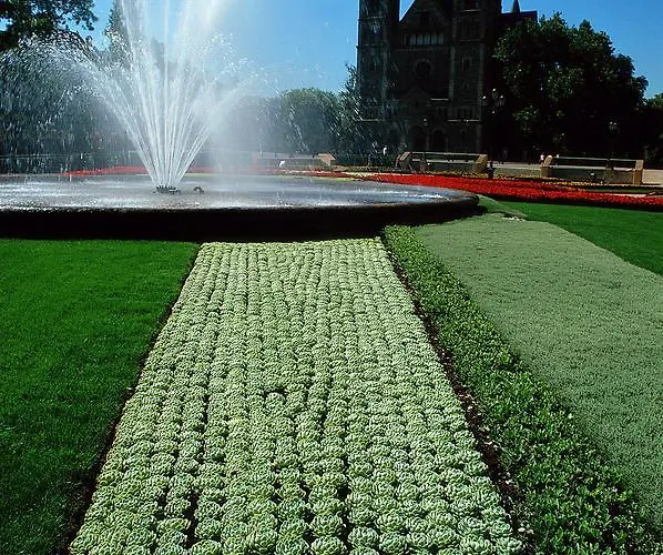 מלון Hotelf1 Centre Devant Les Ponts