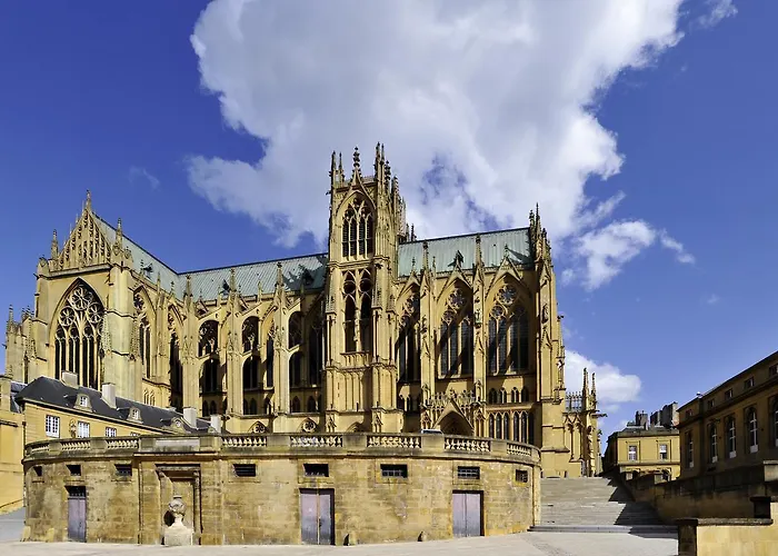 מלון Hotelf1 Centre Devant Les Ponts